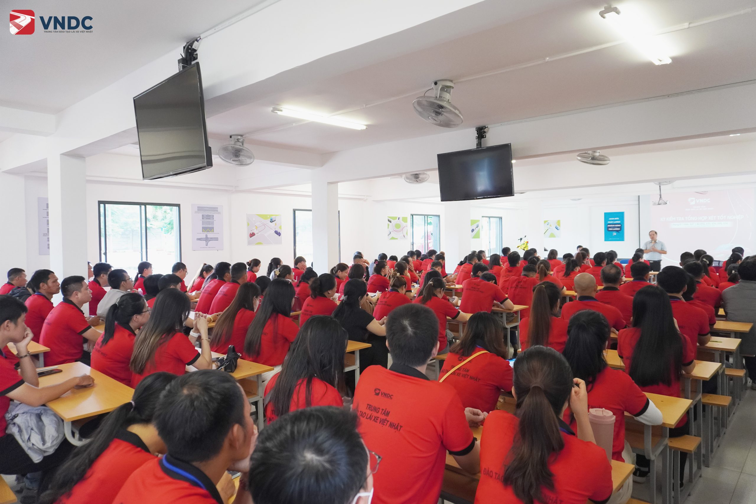 Học viên lớp hạng C1